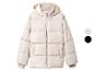 Doudoune beige avec capuche et fermeture éclair.