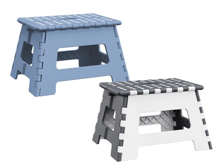Deux tabourets pliants en plastique à pois.