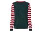 Un pull vert avec des rayures rouges et blanches sur les manches.