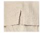 Gros plan d'un tissu en lin beige avec fente latérale et coutures visibles.