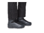Pantalon noir avec fermetures éclair et chaussures noires