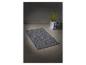 Tapis de bain gris et serviette assortie.