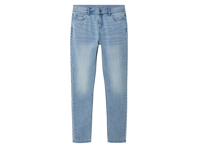 Un jean bleu clair pour femme.