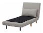 Fauteuil convertible gris clair avec coussin.