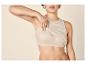 Femme en débardeur côtelé beige et soutien-gorge de sport