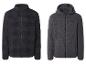 Deux vestes polaires pour hommes : une bleu marine à col montant et une grise à capuche.