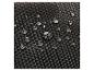 Gouttelettes d'eau sur une surface de tissu noir à motif entrelacé.