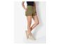 Shorts kaki et espadrilles beige pour femme.