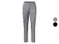 Pantalon gris à rayures blanches.