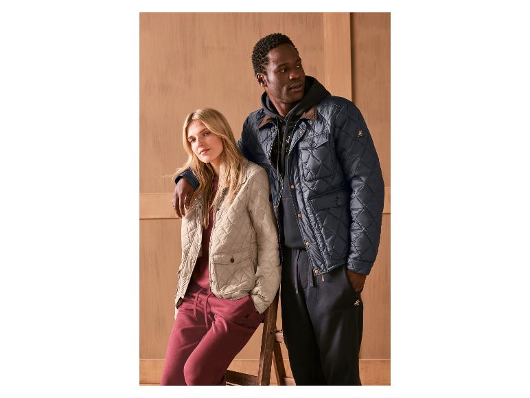 Homme et femme en vestes matelassées et pantalons de survêtement.