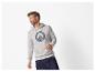 Homme en sweat à capuche gris avec motif 'Ocean is calling' et jean foncé