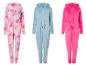 Trois combinaisons en polaire rose, bleue et rose avec l'inscription 'Dreams'.