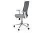 Chaise de bureau grise avec dossier en maille et accoudoirs.