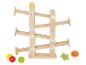 Circuit de billes en bois avec des billes colorées et des jouets rotatifs.