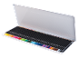 Une boîte métallique blanche ouverte remplie de deux rangées de crayons colorés, classés par couleur.