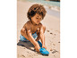Un enfant en maillot de bain et chaussures d'eau sur la plage.