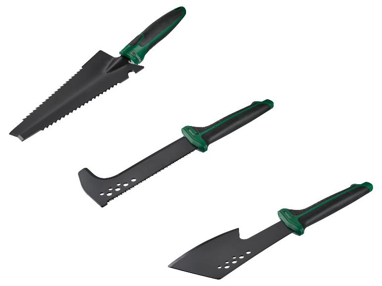Trois outils de jardinage Parkside : une pelle, une hache et une houe.