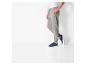Un homme portant un pantalon de survêtement gris et des baskets K-Swiss.