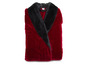 Une robe de chambre rouge avec un col noir.