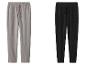 Deux pantalons de survêtement en polaire, un gris et un noir.