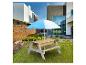 Table de pique-nique en bois pour enfants avec parasol bleu et blanc dans un jardin moderne.