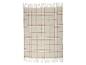 Plaid écossais beige avec des rayures marron et blanches et des bords frangés.