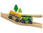 Train en bois avec un wagon et des rails.