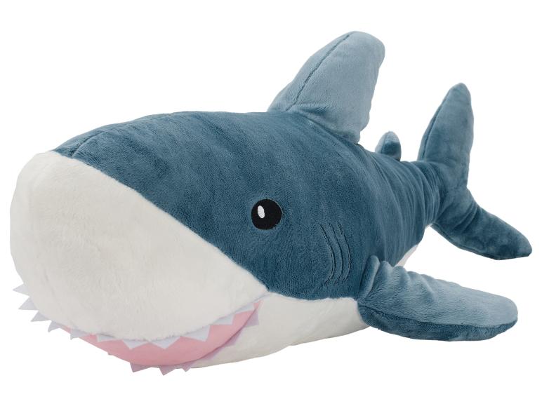 Requin en peluche gris-bleu avec des yeux noirs et une bouche rose clair avec des dents blanches.