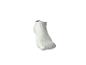 Une chaussette courte blanche avec une texture tricotée sur fond blanc.