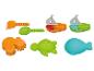 Jouets de plage : bateaux, pelle, râteau et animaux marins.