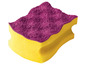 Une éponge à vaisselle violette et jaune