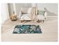 Tapis floral, canapé et table basse dans un salon moderne.