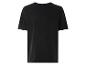 Un t-shirt noir à manches courtes.