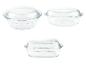 Trois plats à gratin en verre avec couvercles de la marque Pyrex.