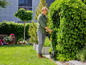 Un homme utilise une débroussailleuse Bosch dans le jardin.