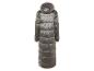 Un long manteau d'hiver gris à capuche.
