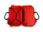 Une valise rouge ouverte avec une sangle noire.