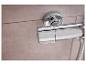 Un robinet de douche chromé avec thermostat intégré.