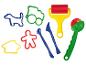 Outils de pâte à modeler colorés: rouleau, emporte-pièces et outils de modelage.