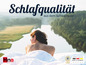Une femme est allongée dans un lit, avec vue sur une rivière et des montagnes. Les marques 'Hn8 Schlafsysteme' et le slogan 'Schlafqualität aus dem Schwarzwald' sont visibles.