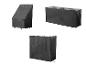 Trois housses de protection noires pour meubles de jardin.