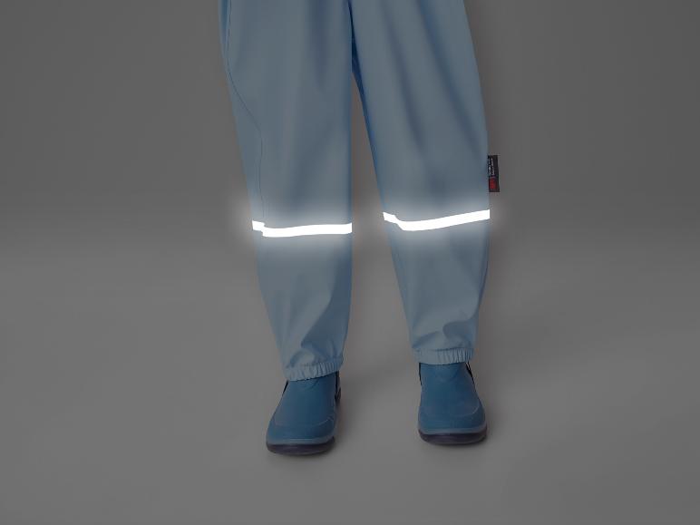 Pantalon de pluie bleu avec des bandes réfléchissantes et des bottes bleues.
