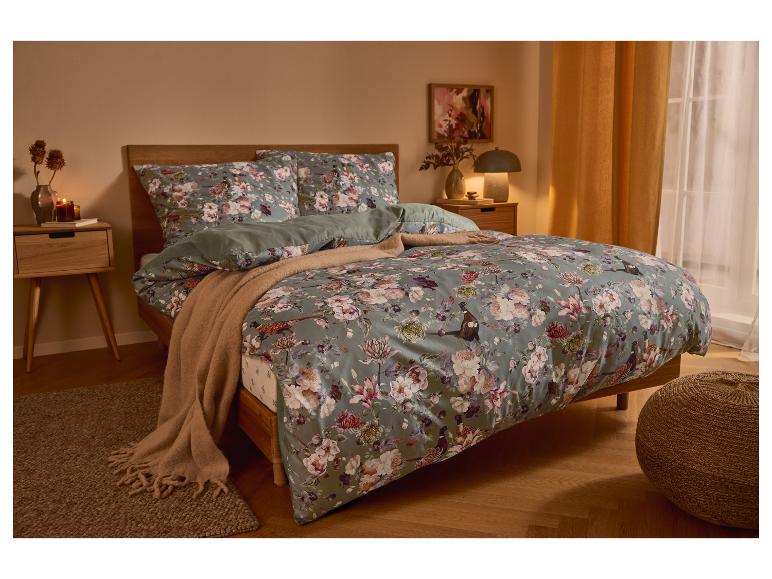 Parure de lit à motifs floraux et oiseaux dans une chambre à coucher bohème.