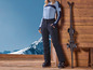 Vêtements de ski avec un pantalon noir et des chaussures de ski noires.