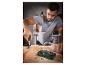 Un homme utilise un tournevis avec un jeu d'embouts Parkside pour assembler un cadre en bois.
