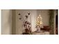 Un sapin de Noël en bois avec des lumières, décoré de branches et d'un panier.