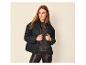 Femme en veste matelassée noire et pantalon en cuir marron