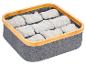 Boîte de rangement en tissu gris avec bord en bambou pour les chaussettes.