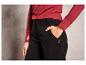 Pantalon noir avec une poche zippée et un haut à manches longues rouge.