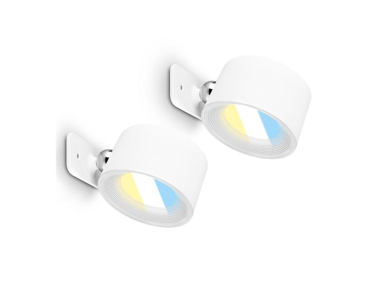 Deux spots muraux blancs avec têtes réglables et lumière colorée.